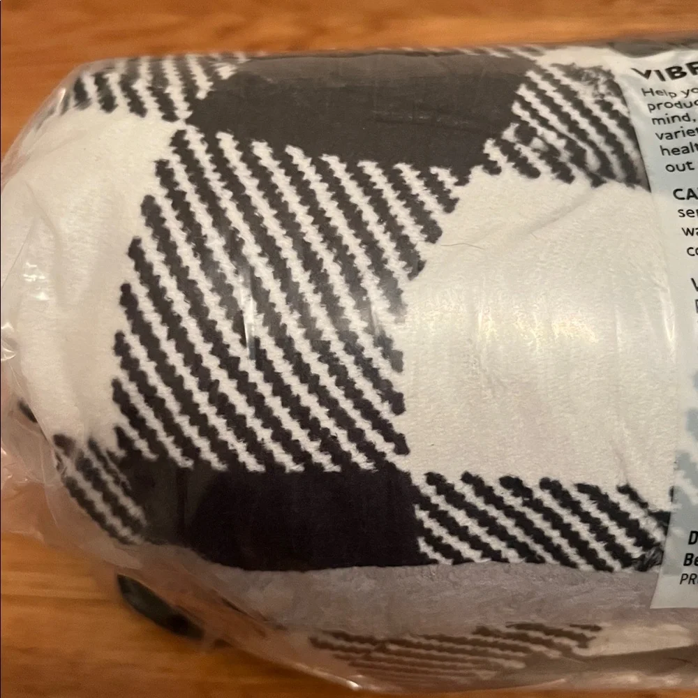 Vibrant Life Round Cuddler Pet Bed - Black & White Plaid - NEW